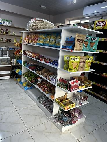 Rəf vitrinləri: Mağaza üçün ikitərəfli orta raf sistemi - Material: ağ rəngdə — 1