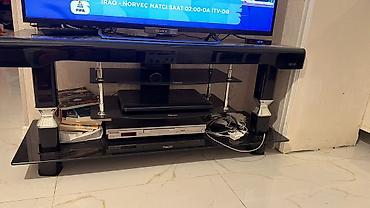 TV altlığı: Qara şüşə və metal elementli TV stendi - Müasir dizayn: parlaq qara — 1