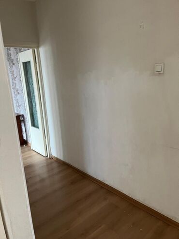 продаю дом каракол квартиры: 1 бөлмө, 35 кв. м, 105-серия, 8 кабат, Косметикалык ремонт