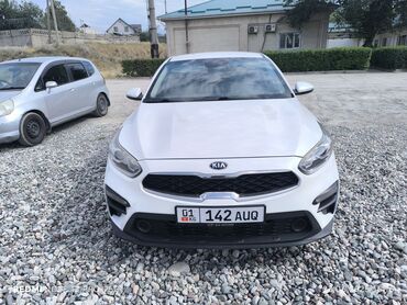 расрочкага машина берилет: Белый седан Kia с плавными линиями кузова и современной оптикой. На
