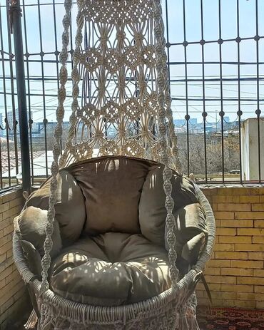 Yeni, Asma kreslo, Azərbaycan