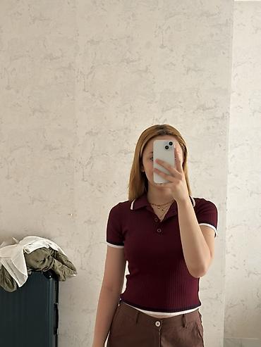 Qadın polo köynəyi - Rəng: tünd bordo (boz-ağ kontrastlı yaxa və