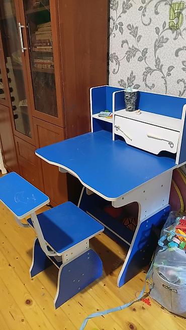 rəsm səkil cəkmək: Uşaq üçün yazı masası və oturacaq dəsti. Masa mavi-ağ rəng — 2