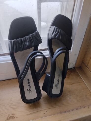 обувь для девочек: Новые шлепки с каблучком заказывала размер не подошёл