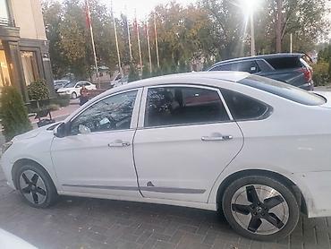ml w164: Белый седан с покатой линией крыши и пятиспицевыми двухцветными — 1