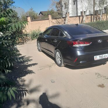 елентра хундай: Hyundai Sonata — черный седан бизнес-класса. Основные особенности: -