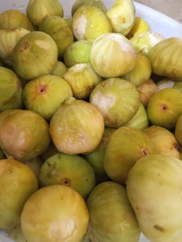 Молочные продукты и яйца: Təzə dərilmiş əncir. Şirin dadı və yumşaq teksturası ilə fərqlənir