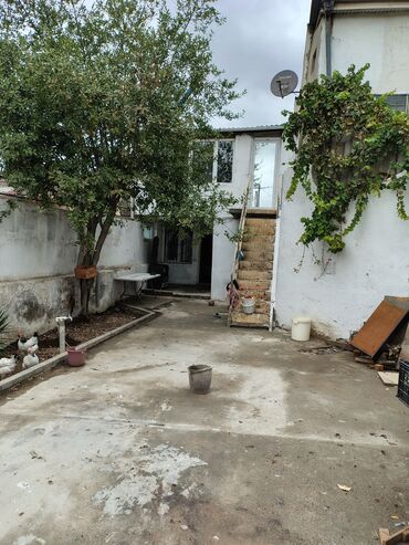 VAZ (LADA): Kiraye həyətli ev - Həyətyani sahə: beton örtüklü geniş həyət, ağac