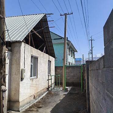 Продажа коттеджей и домов: 🔥 ҮЙ + ДАЯР БИЗНЕС САТЫЛАТ! 📍 Нарын, центр (Торобаев 14) 🏠 4 бөлмө — 14