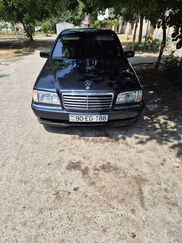 запчасти авто: Qara rəngli, səliqəli Mercedes-Benz avtomobili. Avtomobil yaxşı