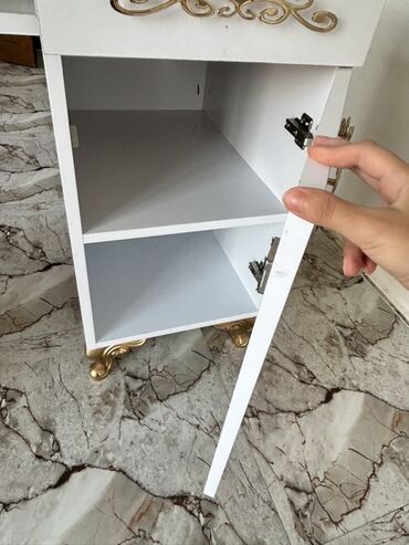 Alətlər: Kompüter masası, Yeni, Şüşə