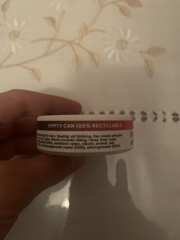tek pencek: XQS Black Cherry nikotin kisəcikləri, tünd qırmızı və qara rəngli
