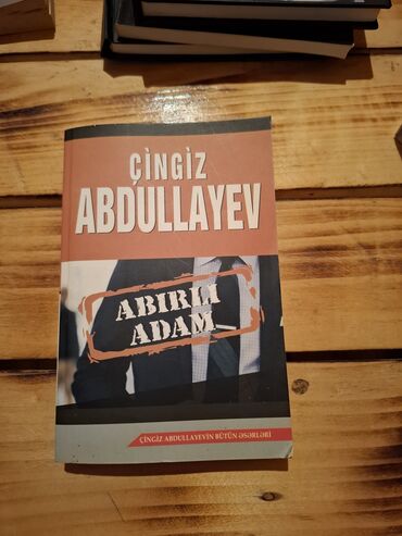 Şarj cihazları: Müxtəlif janrlarda olan Çingiz Abdullayev kitabları. Kolleksiyaya