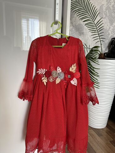платья на никах: Детское платье, цвет - Красный, Б/у