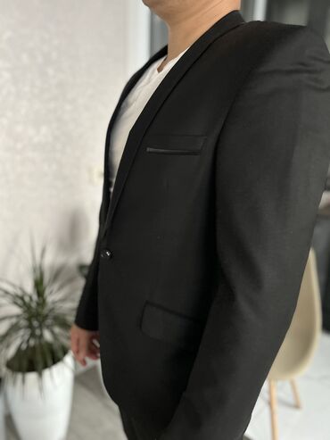 Костюмы: Продается костюм(пиджак+брюки)носили мало,размер 48,производство — 2