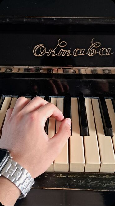 Pianolar: Upright piano – Oktava (Октава) markası - Korpus: qara rəngli klassik