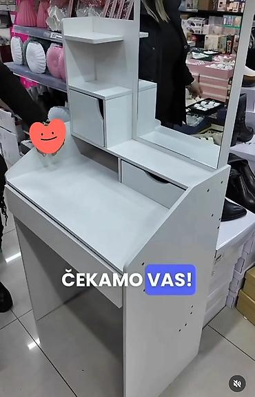 Toaletni sto sa ogledalom – kompaktan i funkcionalan komad za spavaću — 1