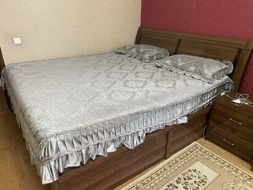 кухонная мебель: Продается кровать (без матраса), шкаф, две тумбы, комод с зеркалом. За