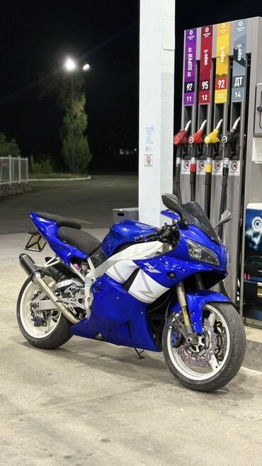 cobra выхлопные системы для мотоциклов: Спортивный мотоцикл Yamaha YZF-R1 синего цвета с белыми акцентами