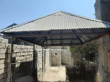 Dördkünc formalı, metaldan hazırlanmış, dörd sütun üzərində dayanan və