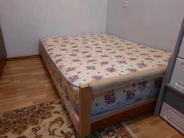 диван кровать с ортопедическим матрасом: Кровать б/у с матрасом. Размер 130/190. цена 45 манат