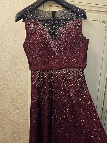 versage sep: Zərif axşam/gecə geyimi – bordo rəngdə, parıltılı daşlarla bəzədilmiş — 3