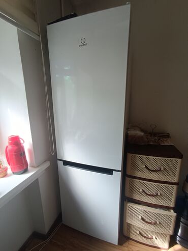 холодилник бу: Холодильник Indesit, Б/у, Двухкамерный, 60 * 180 *