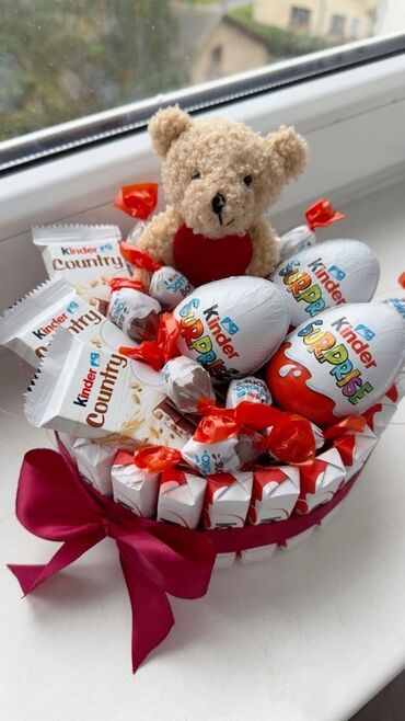 Xonçalar: Kinder şokoladları və Kinder Surprise yumurtaları ilə dolu, içərisində