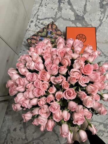 букеты из бабочек: 101 роза
- Элегантный пышный букет из роз нежно‑розового оттенка
-