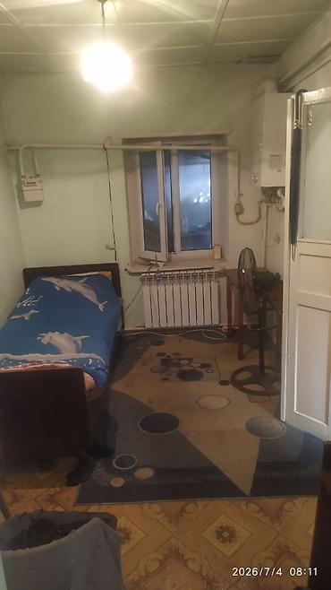 Продажа коттеджей и домов: Продается два небольших дома, площадью 80 КВ.м. На большом участке — 18