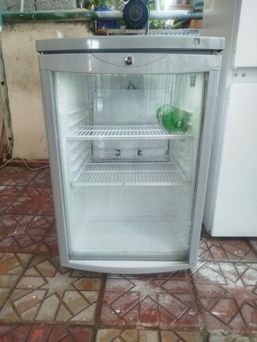 Soyuducular: Şüşə qapısı olan bu mini vitrin soyuducu içkilərin və ya qida