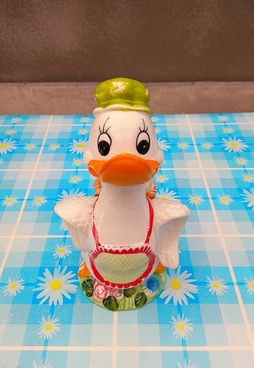 Другие товары для кухни: Продаю: 1. Блюдо глиняное, диаметр 36 см., цена 200 сом; 2. Тарелки — 9