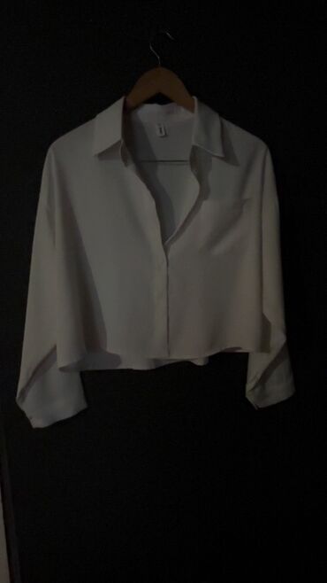 Ağ rəngli qadın köynəyi – BOMEI Axirinxi atlas Butikden alinib hec