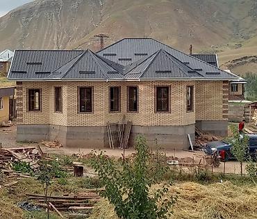 Кирпичный жилой дом с выразительной современной архитектурой. Здание