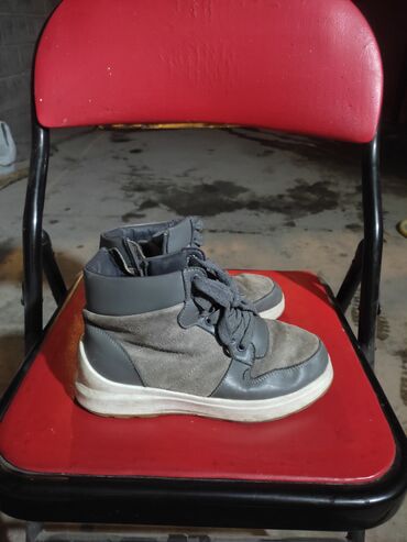 белорусская обувь для проблемных ног бишкек: 1. серые кроссы зима 37 размер 200 сом 2. черные Деми кроссы 37