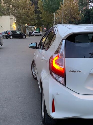 Toyota: Toyota Aqua hibrid hetçbek - Rəng: ağ - Güzgülərdə dönmə siqnalları — 3
