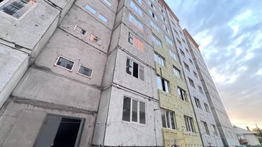 срочно продаётся 1 комнатная квартира в районе ошского рынка по улице кенсуйская: 2 бөлмө, 68 кв. м, Элитка, 7 кабат, ПСО (өзү оңдоп түзөтүп бүтүү үчүн)