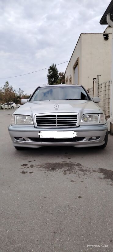 mercedes karopka: Mercedes-Benz 240: 2.4 l | 1998 il Sedan