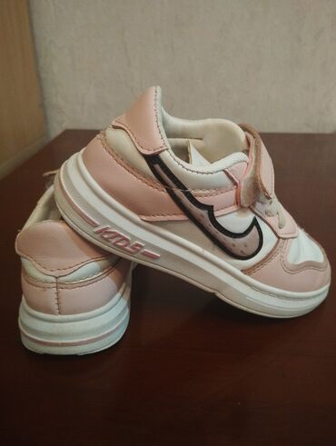 кроссовки air jordan: Продаю кроссовки для девочек в очень хорошем состоянии 7 лет, торг