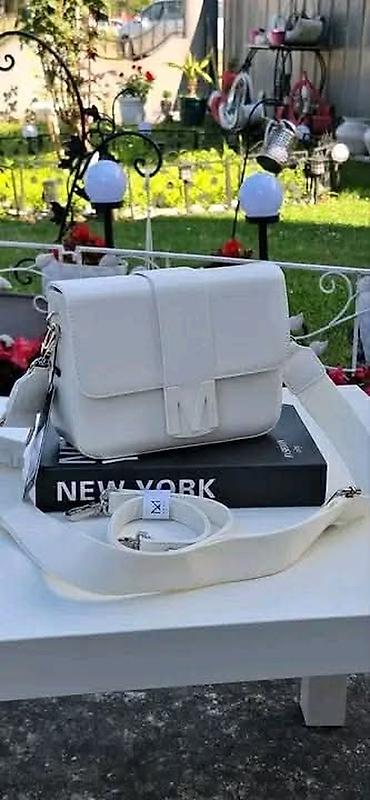 Torbe: Elegantna torba preko ramena sa slovom “M” - Materijal: veštačka koža — 1