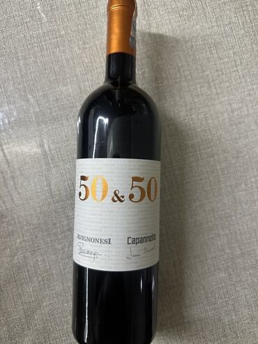 içki: Bu "50 & 50" etiketli qırmızı şərab şüşəsidir. Şüşə tünd rəngdədir