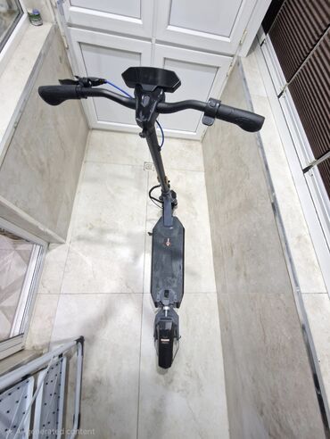 Elektrikli samokatlar: Elektrik skuter - Geniş gövdəli, slip-əleyhinə platforma - Ön və arxa — 2