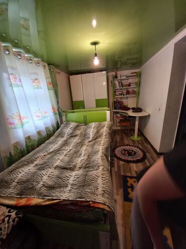 полка на стену: Спальный гарнитур, Двуспальная кровать, Шкаф, Матрас, цвет - Зеленый, Б/у
