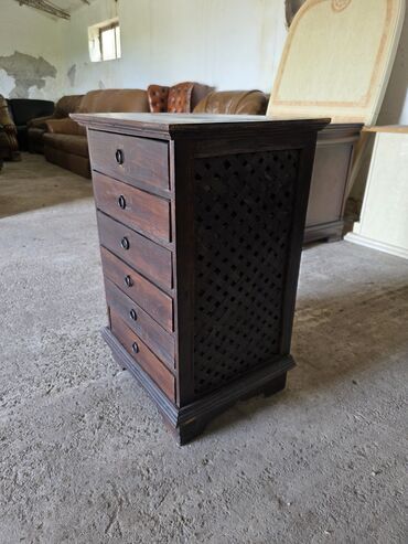 Stilske komode: Elegantna drvena komoda sa pet fioka, idealna za odlaganje raznih — 8