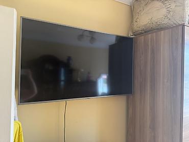 tv 127 ekran: Divara quraşdırılmış düz ekran televizor - Təxminən 50–55 düym — 1