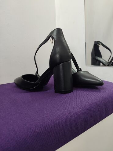зимние обуви женские: Туфли 38.5, цвет - Черный