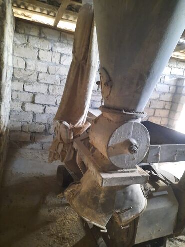 Bu dəyirman, taxılın emalı üçün nəzərdə tutulmuşdur. Metal