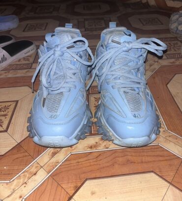 Krossovka ve ketlər: Balenciaga, Ölçü: 40, rəng - Göy, İşlənmiş lalafo.az -da Krossovka ve ketlər: Balenciaga, Ölçü: 40, rəng - Göy, İşlənmiş