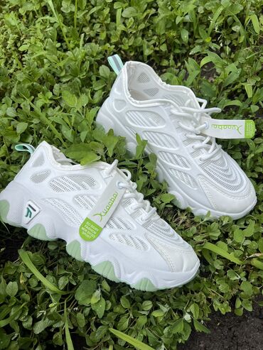 Спорттук бут кийим: Новые,белые-белые кроссовки.Размер 35(идет размер в размер) Качество