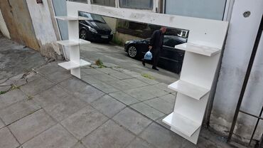 Salon, tibbi mebel dəsti: Bərbər kreslosu, güzgü,ayaqaltı satılır. Maraqlanan vatsapa əlaqə
